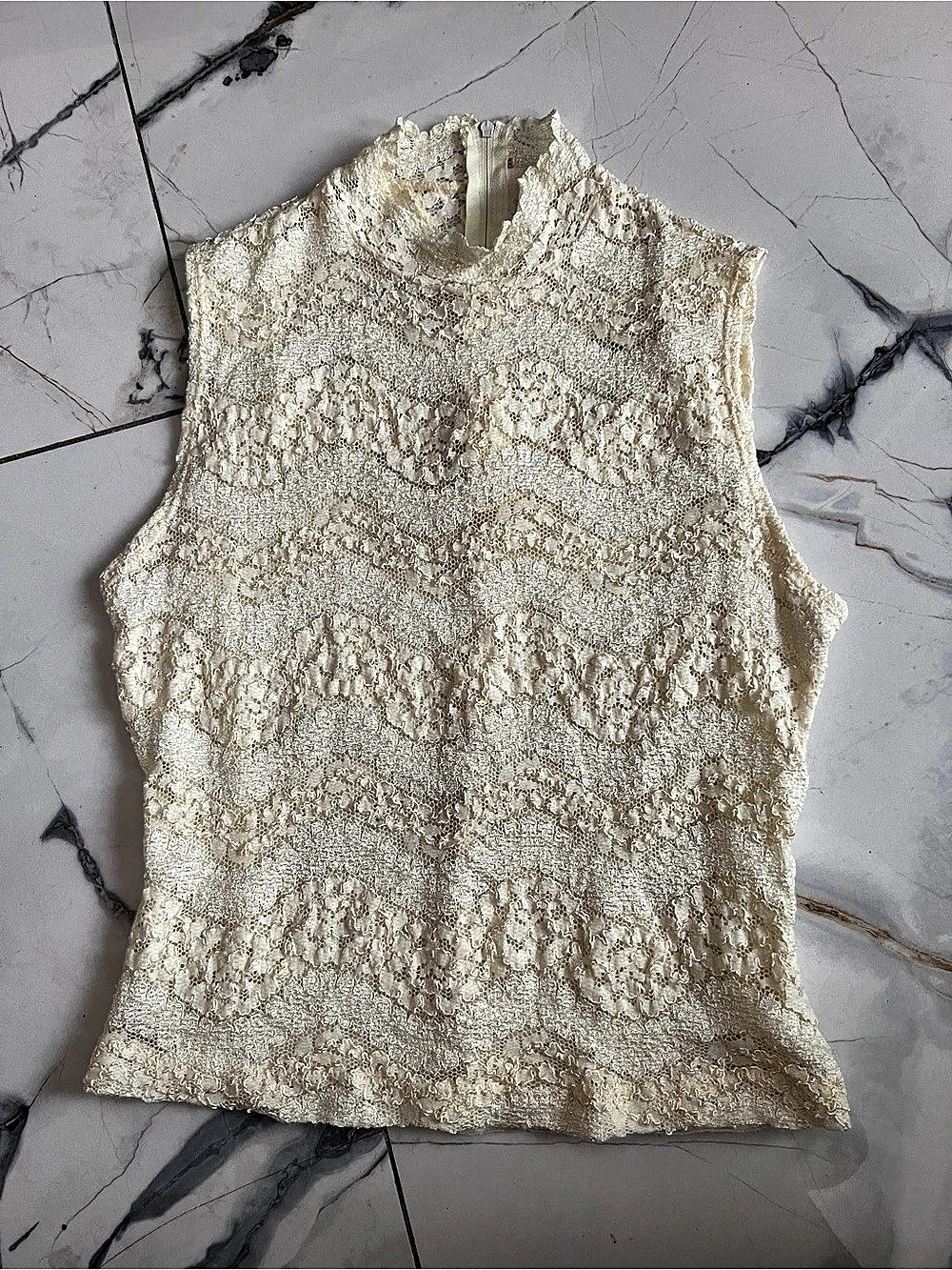 Caché Lace Mock Neck Tank Top Butter Cream Small Like New